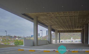 Local comercial en renta, junto al hotel IBIS sobre Bernado Quintana, Querétaro.