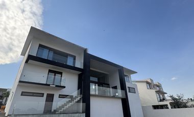 Casa en venta para remodelar en Rancho San Juan, Zona Esmeralda