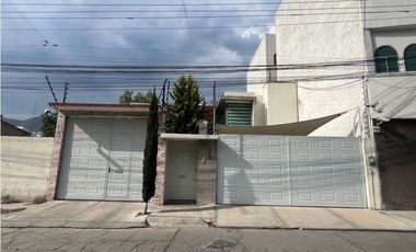 Casa en Venta, céntrica – Cerca del Río de las Avenidas. Remodelada