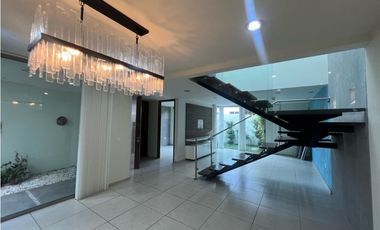 Casa en Venta, céntrica – Cerca del Río de las Avenidas. Remodelada