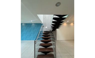 Casa en Venta, céntrica – Cerca del Río de las Avenidas. Remodelada
