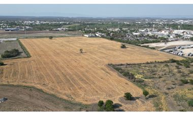 Lote de 10  hectareas acceso desde carretera , plano limpio