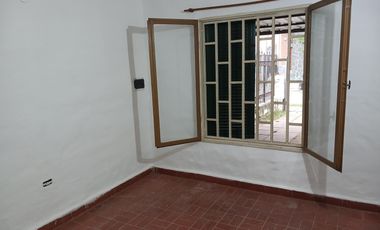 Casa 2 dorm. c/ ingreso vehic.  Bº Villa Argentina