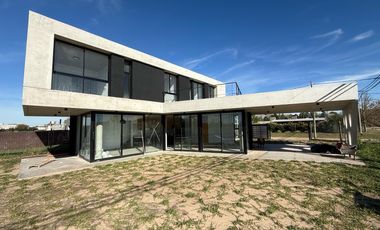 VENTA CASA 3 DORMITORIOS CON PILETA EN ACEQUIAS DEL AIRE