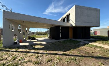 VENTA CASA 3 DORMITORIOS CON PILETA EN ACEQUIAS DEL AIRE