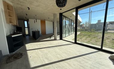 VENTA CASA 3 DORMITORIOS CON PILETA EN ACEQUIAS DEL AIRE