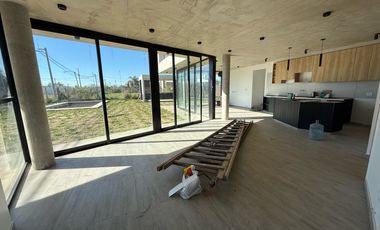 VENTA CASA 3 DORMITORIOS CON PILETA EN ACEQUIAS DEL AIRE