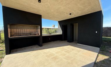 VENTA CASA 3 DORMITORIOS CON PILETA EN ACEQUIAS DEL AIRE