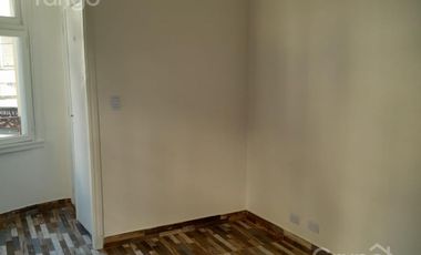 Venta Departamento Monserrat Dos Ambientes Frente Balcón