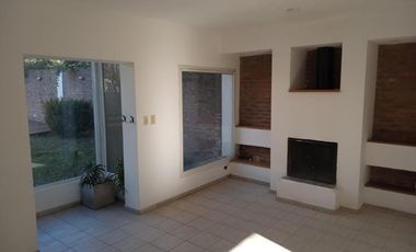 Casa en alquiler - 2 dormitorios 2 baños - Manuel B. Gonnet