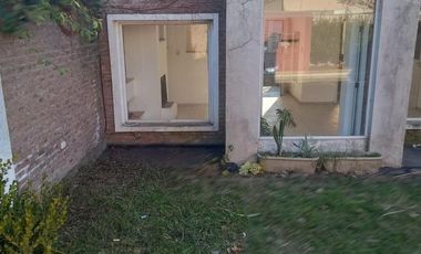 Casa en alquiler - 2 dormitorios 2 baños - Manuel B. Gonnet