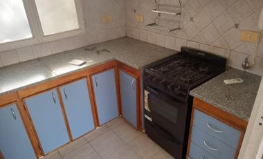 Casa en alquiler - 2 dormitorios 2 baños - Manuel B. Gonnet