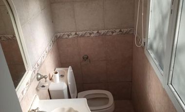 Casa en alquiler - 2 dormitorios 2 baños - Manuel B. Gonnet