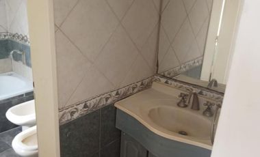 Casa en alquiler - 2 dormitorios 2 baños - Manuel B. Gonnet