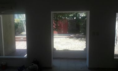 Casa en alquiler - 2 dormitorios 2 baños - Manuel B. Gonnet