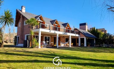 Casa en  Rincón Club de Campo con fondo de cancha, Neuquén Capital