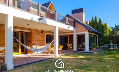 Casa en  Rincón Club de Campo con fondo de cancha, Neuquén Capital