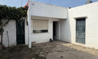 Casa en  calle Finlandia Nº 1582 entre calle Berna y Lisboa- Florencio Varela