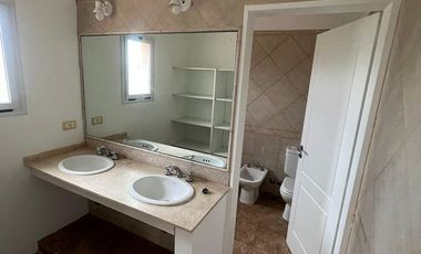 Casa en  Alquiler Anual con pileta en Santa Catalina Villanueva