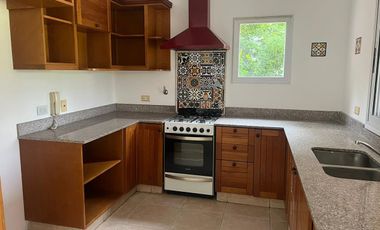 Casa en  Alquiler Anual con pileta en Santa Catalina Villanueva