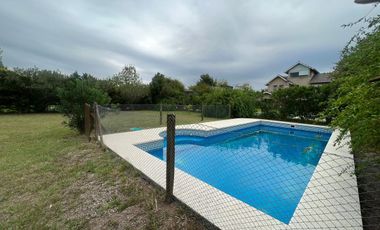 Casa en  Alquiler Anual con pileta en Santa Catalina Villanueva