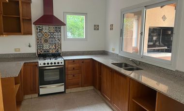 Casa en  Alquiler Anual con pileta en Santa Catalina Villanueva