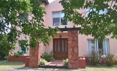 Casa en  Alquiler Anual con pileta en Santa Catalina Villanueva