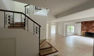 Casa en  Alquiler Anual con pileta en Santa Catalina Villanueva