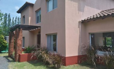 Casa en  Alquiler Anual con pileta en Santa Catalina Villanueva