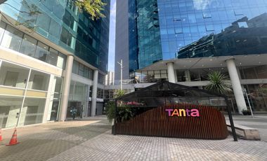 Amplio 2 ambientes con seguridad y amenities. Apto Profesional.