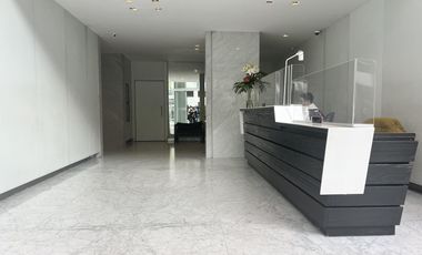 Amplio 2 ambientes con seguridad y amenities. Apto Profesional.