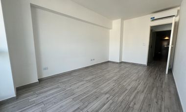 Amplio 2 ambientes con seguridad y amenities. Apto Profesional.