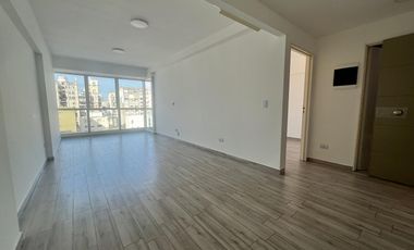 Amplio 2 ambientes con seguridad y amenities. Apto Profesional.
