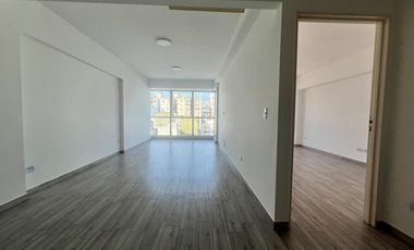 Amplio 2 ambientes con seguridad y amenities. Apto Profesional.