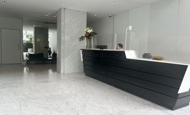 Amplio 2 ambientes con seguridad y amenities. Apto Profesional.