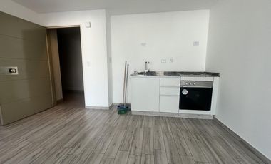 Amplio 2 ambientes con seguridad y amenities. Apto Profesional.
