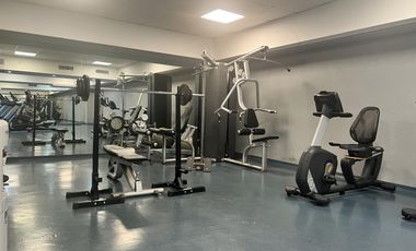 Amplio 2 ambientes con seguridad y amenities. Apto Profesional.