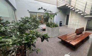 Amplio 2 ambientes con seguridad y amenities. Apto Profesional.