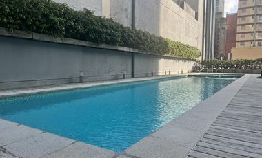 Amplio 2 ambientes con seguridad y amenities. Apto Profesional.