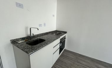 Amplio 2 ambientes con seguridad y amenities. Apto Profesional.