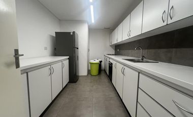 Amplio 2 ambientes con seguridad y amenities. Apto Profesional.