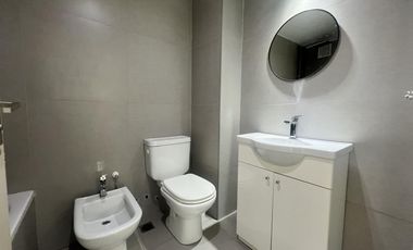 Amplio 2 ambientes con seguridad y amenities. Apto Profesional.