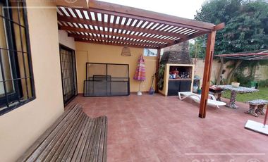 Casa en alquiler - 4 ambientes c/ pileta y cochera  - Quilmes