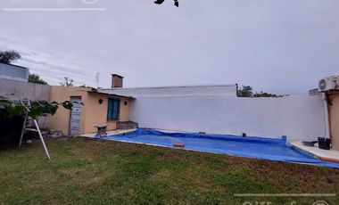 Casa en alquiler - 4 ambientes c/ pileta y cochera  - Quilmes