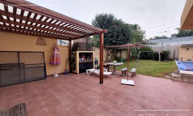 Casa en alquiler - 4 ambientes c/ pileta y cochera  - Quilmes