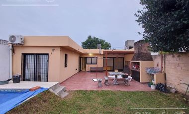 Casa en alquiler - 4 ambientes c/ pileta y cochera  - Quilmes