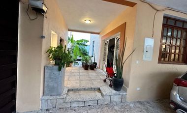 Se vende bonita casa en Colonia Itzimná a 3 cuadras de Paseo de Montejo.