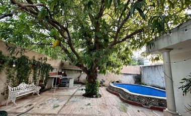 Se vende bonita casa en Colonia Itzimná a 3 cuadras de Paseo de Montejo.