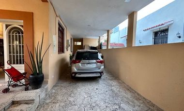 Se vende bonita casa en Colonia Itzimná a 3 cuadras de Paseo de Montejo.