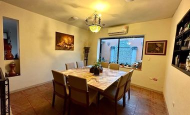 Se vende bonita casa en Colonia Itzimná a 3 cuadras de Paseo de Montejo.